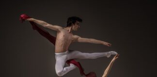 Na czym polega umiejętność aktywnego słuchania?