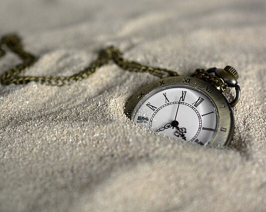 Co to znaczy Człowiek boi się czasu a czas boi się piramid?